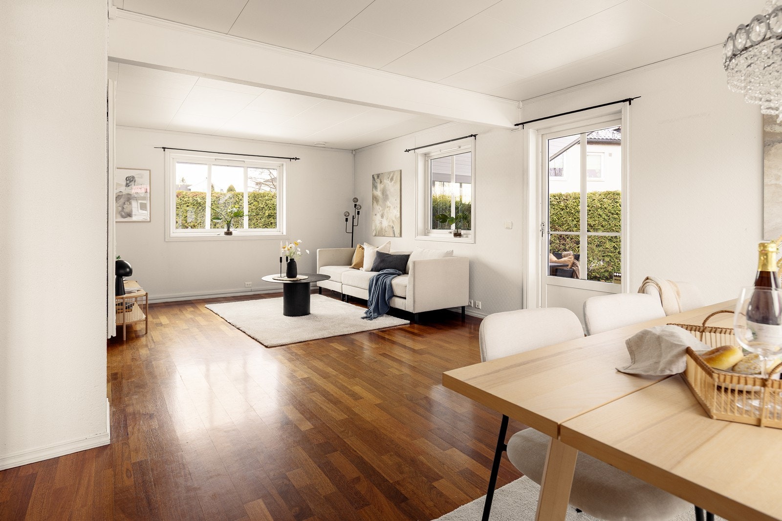 Fra stuen er det direkte utgang til en sydvestvendt, takoverbygget platting på 14 m². Galleribilde