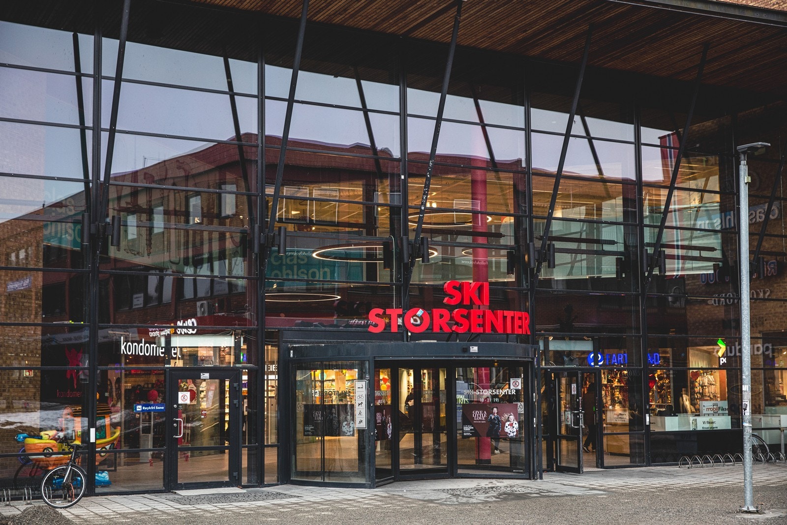 Ski Storsenter, med over 140 butikker og spisesteder, ligger kun 10 minutter unna med bil. Galleribilde