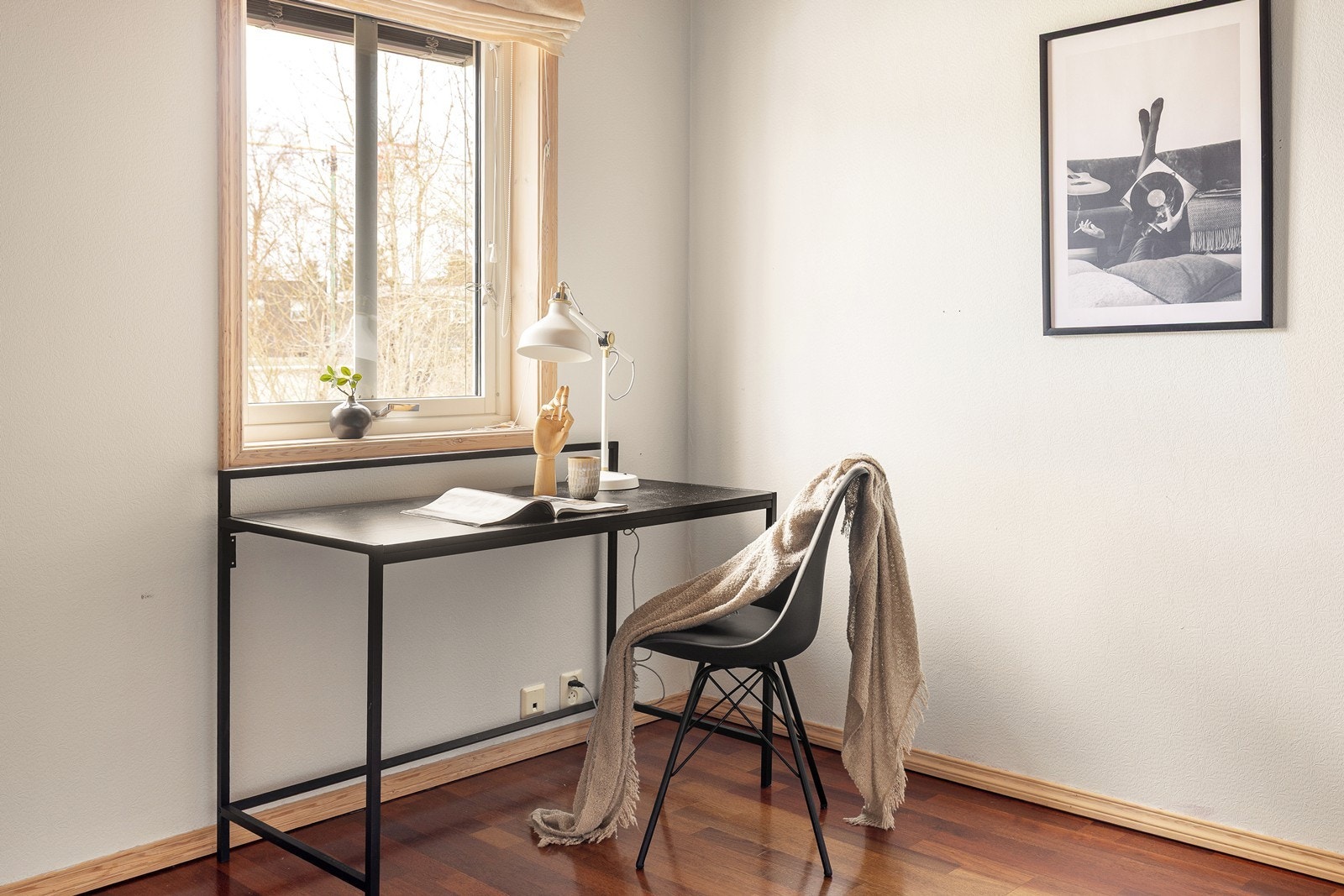 Her er det plass til både seng og en liten arbeidsplass ved vinduet. Galleribilde