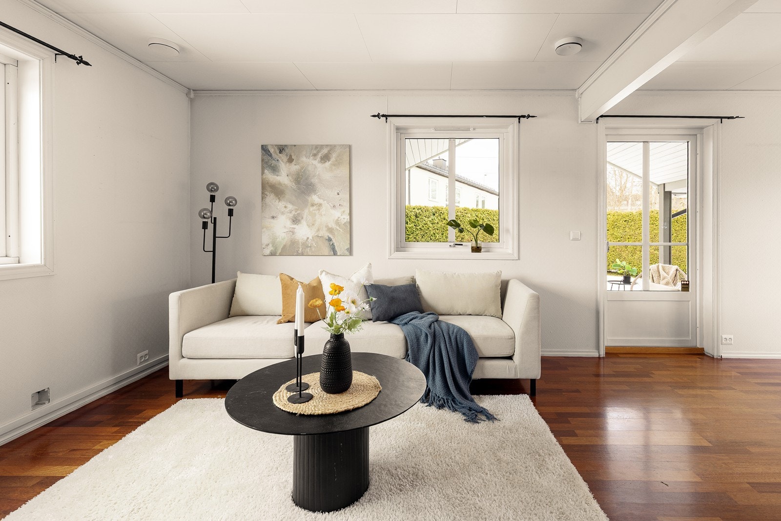 Stuen har god plass til en stor sofagruppe, perfekt for kvelder med familien. Galleribilde