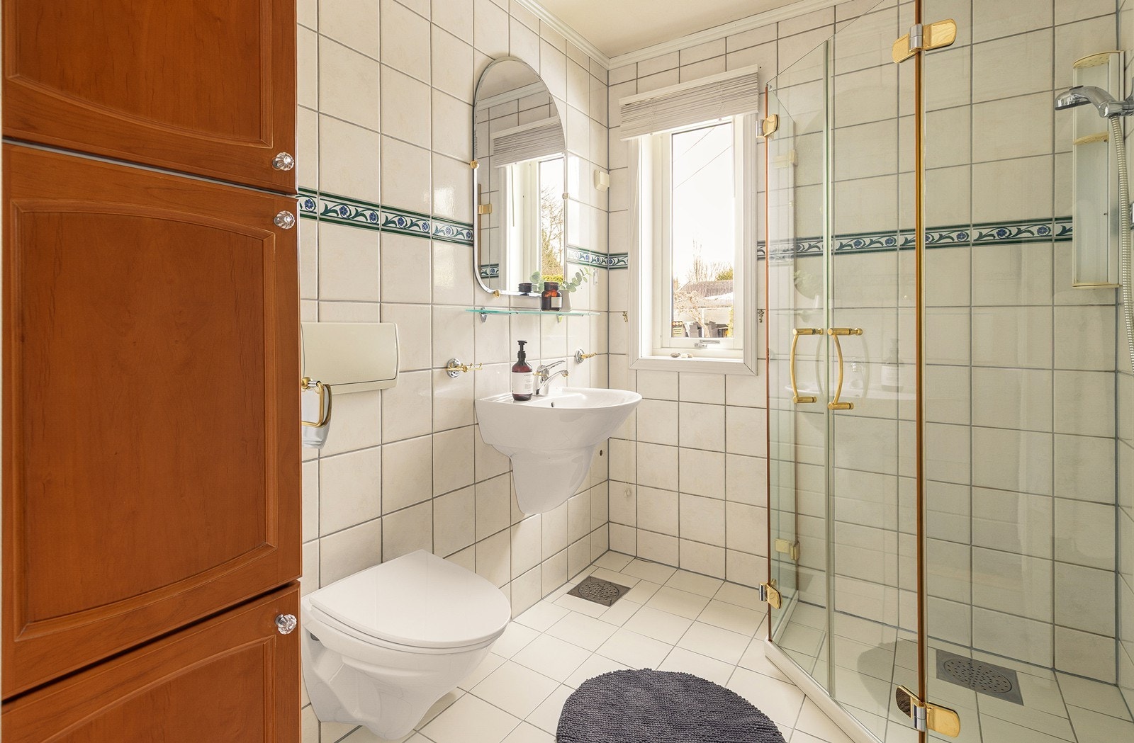 Badet i første etasje er flislagt og utstyrt med veggmontert WC. Galleribilde