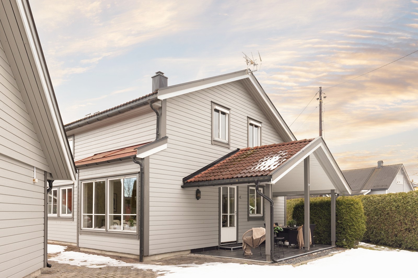 Fasaden har liggende bordkledning og taket er tekket med takstein. Galleribilde