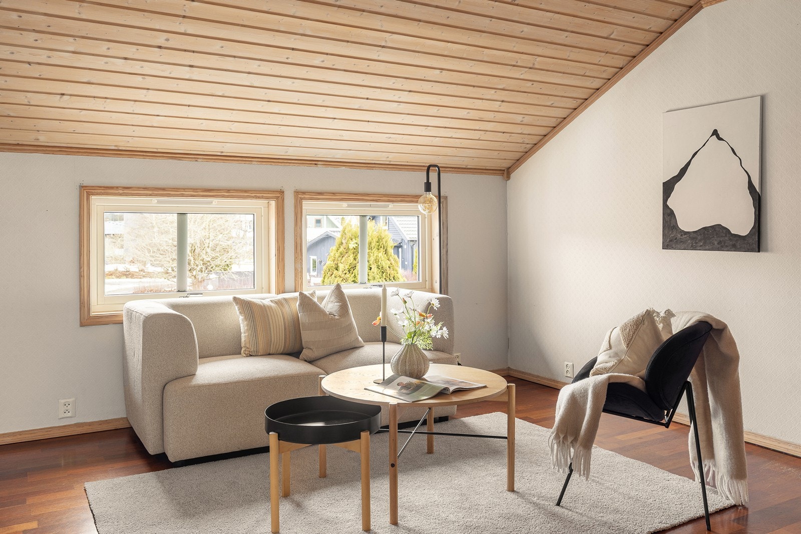 Trepanel i himlingen og parkett på gulvet skaper en varm atmosfære. Galleribilde