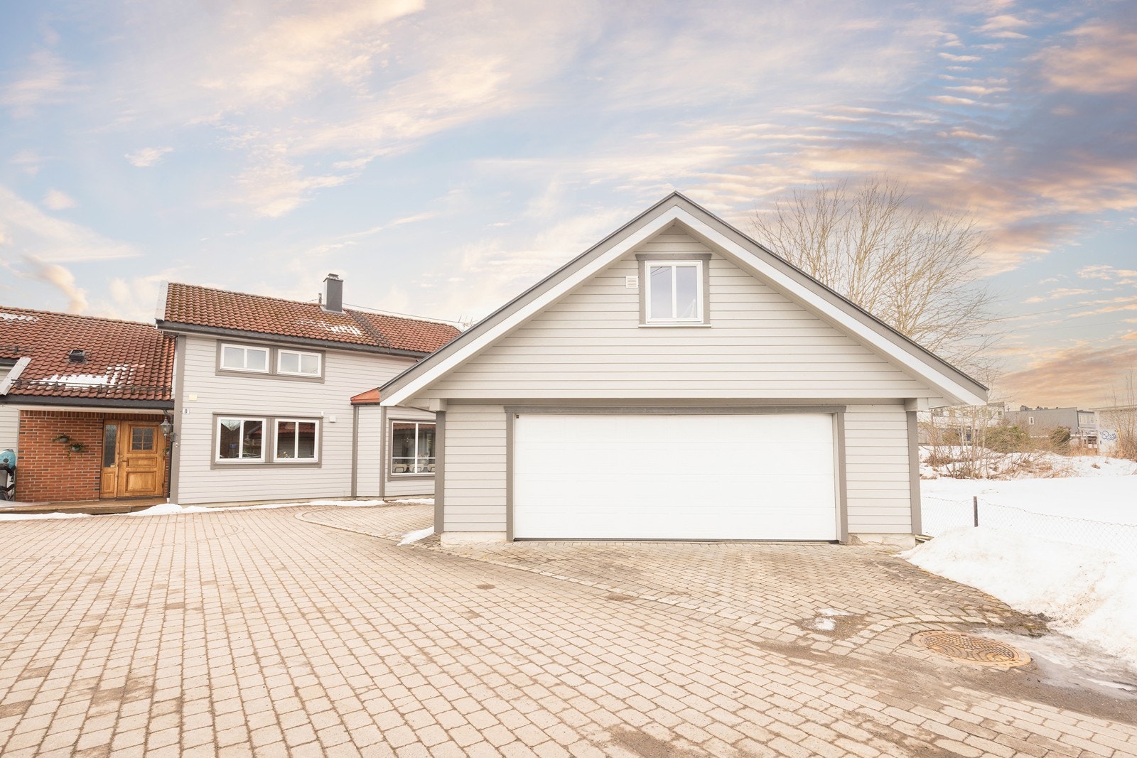 Den frittstående garasjen fra 2009 er på hele 49 m² i første etasje. Galleribilde