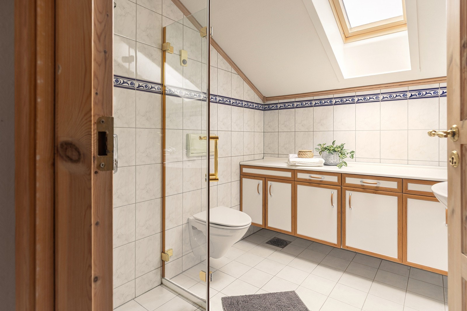 Badet i andre etasje er romslig, med takvindu som gir naturlig lys. Galleribilde