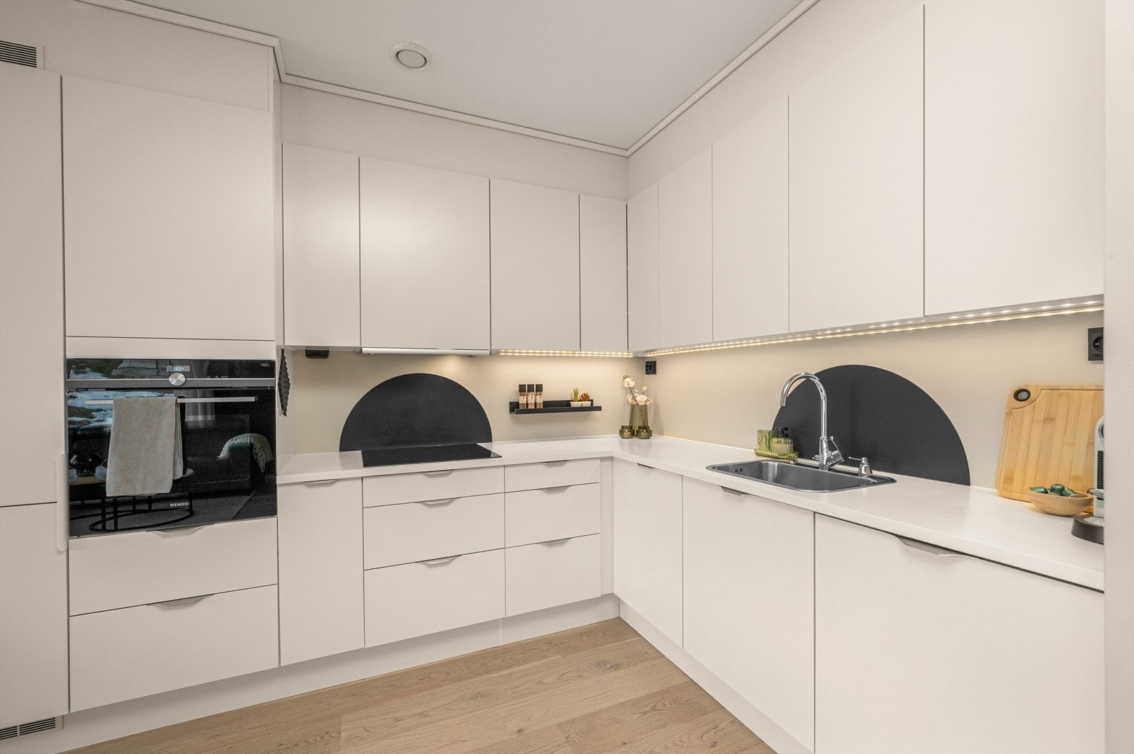 Av integrerte hvitevarer er det helt kjølskap (nytt i 2025), oppvaskmaksin med wifi (ny i 2025), stekeovn med selvrensfunksjon og platetopp med boost- og induksjon Galleribilde