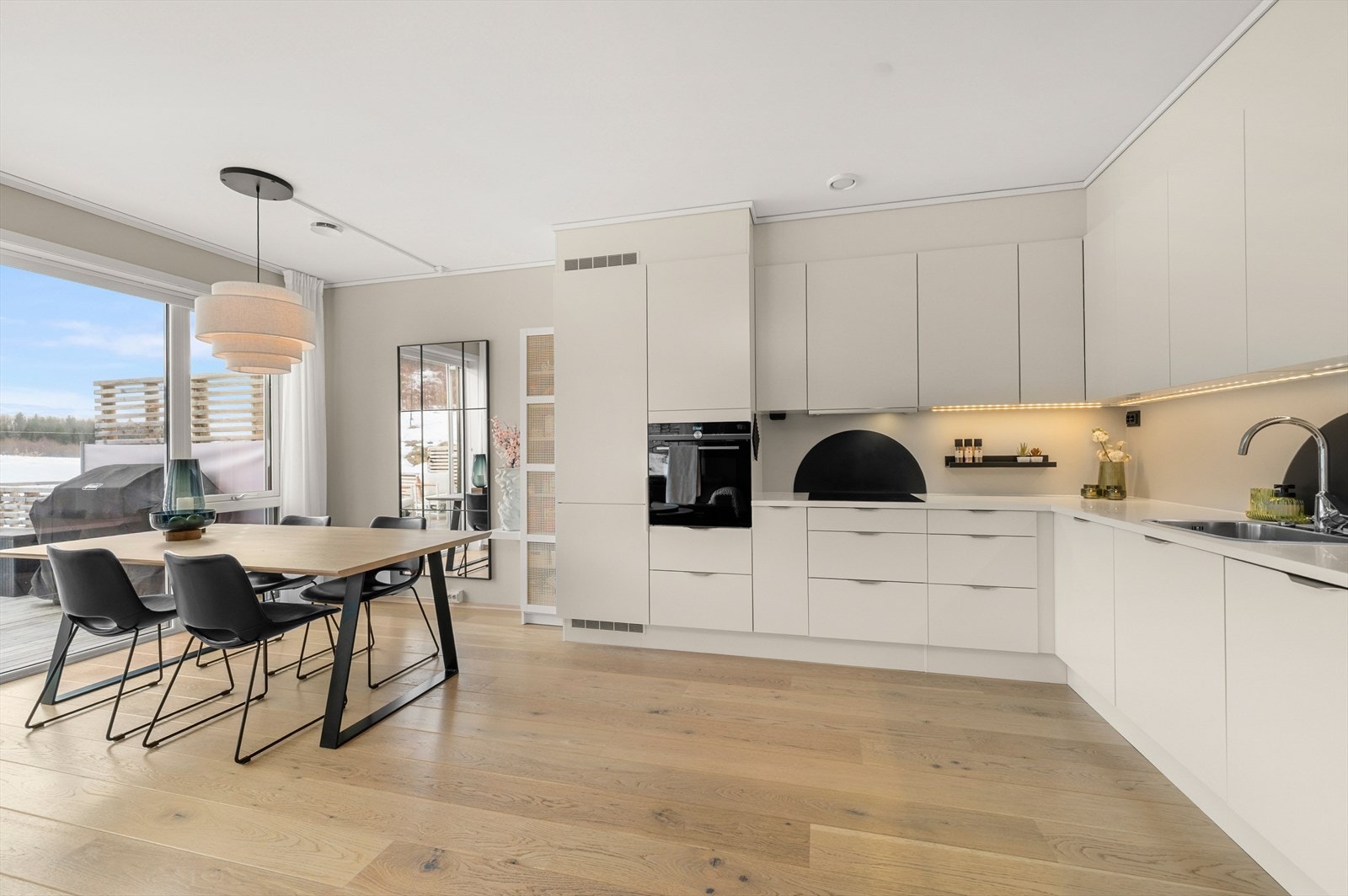 Kjøkken er levert av HTH med integrerte hvitevarer fra kvalitetsleverandøren Siemens, soft-close på skap og skuffer samt ledlys under overskap med dim Galleribilde