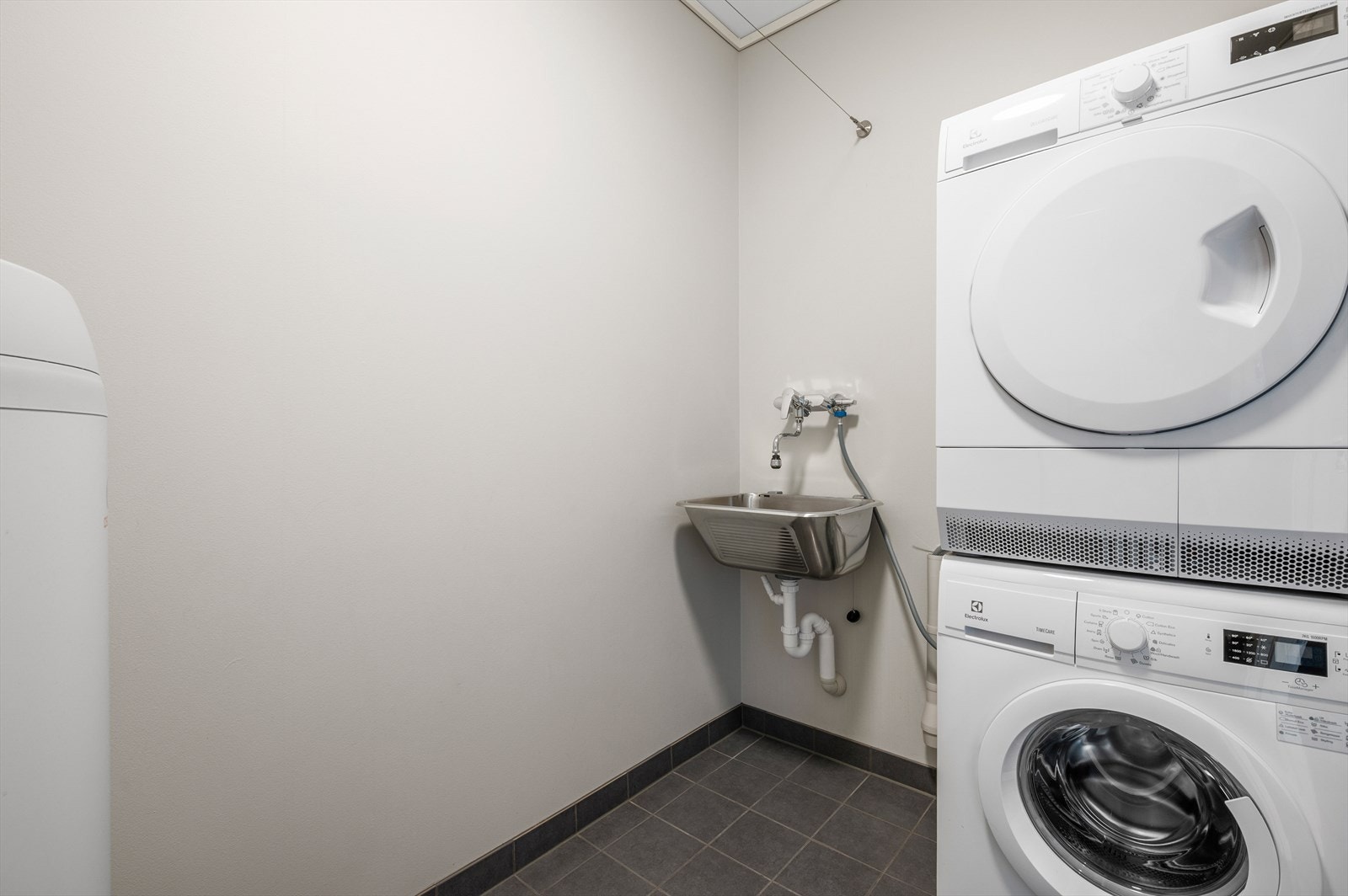 Separat vaskerom i 1.etasje rett ved inngangspartiet. Praktisk for barnefamilien. Opplegg for både vaskemaskin og tørketrommel. Utslagsvask Galleribilde