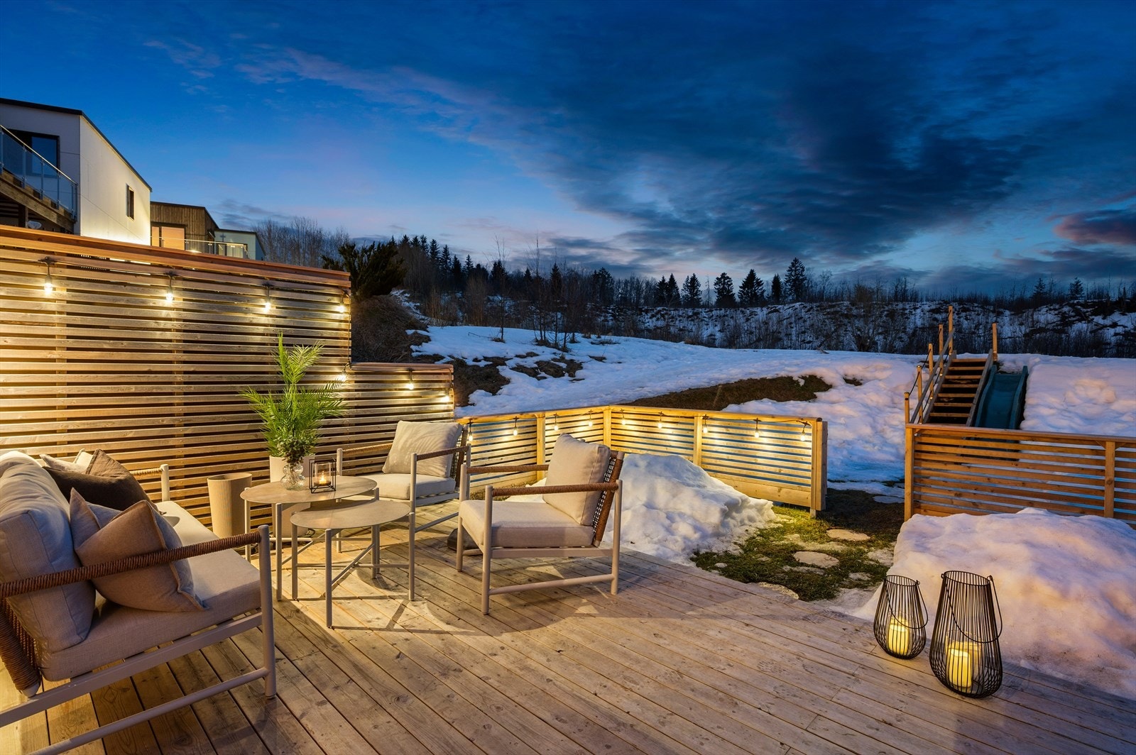 Fra stuen er det utgang til en stor terrasse med levegger som ble ferdigstilt i 2023. Galleribilde