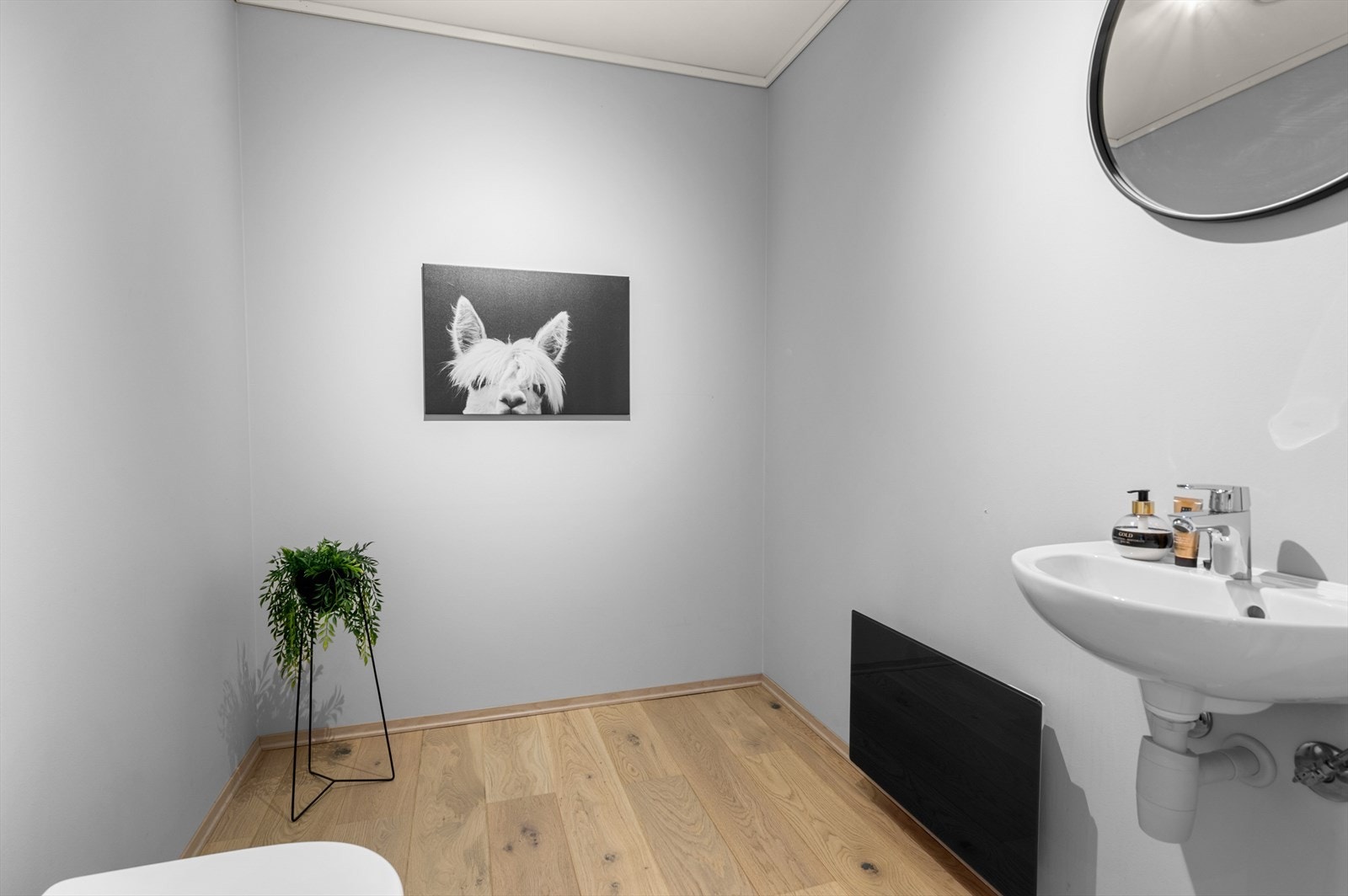 Toalettrom i boligens andre plan med servant og vegghengt wc med soft-close. Rommet er tilrettelagt for bad med sluk i gulv under parkett Galleribilde