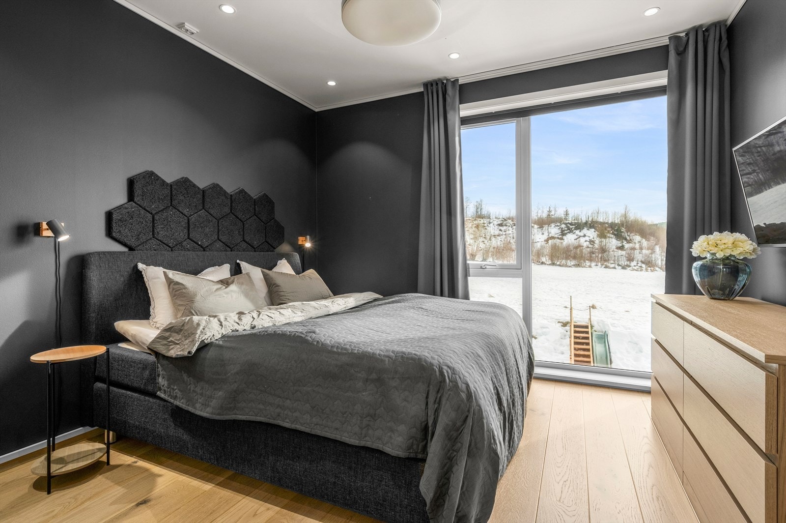 Boligen fremstår i dag med hele 5 stk. soverom, men opprinnlig med 4 stk. soverom med loftstue Galleribilde