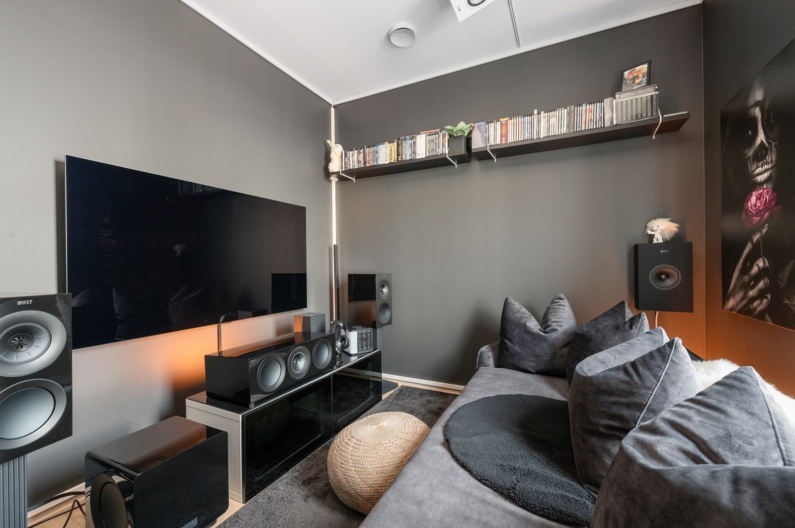 Soverom i boligens første plan benyttes i dag som ekstra tv-stue Galleribilde