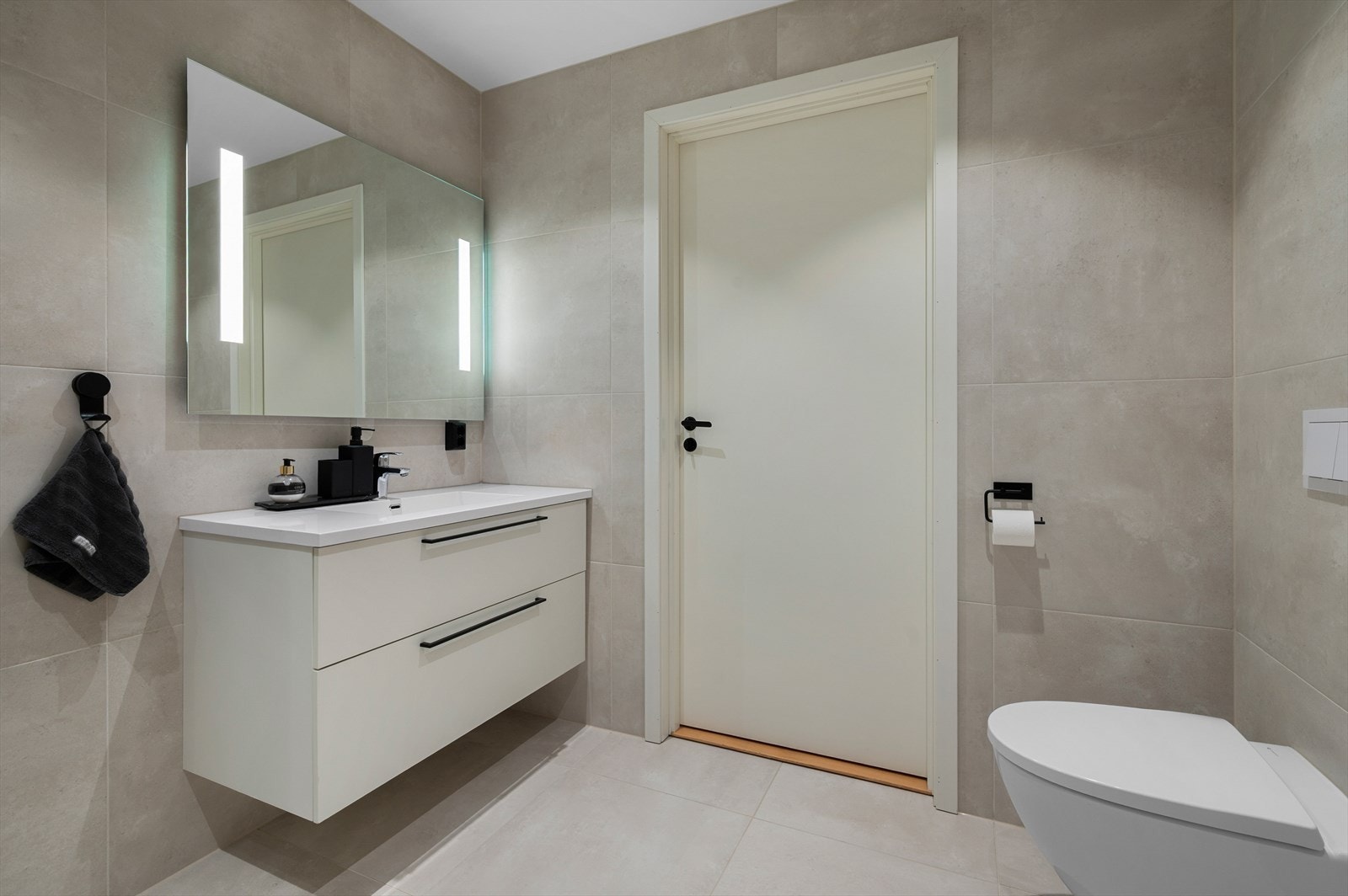 Vegghengt toalett med soft-close, servant med skuffer og regndusj for litt ekstra luksus i hverdagen Galleribilde