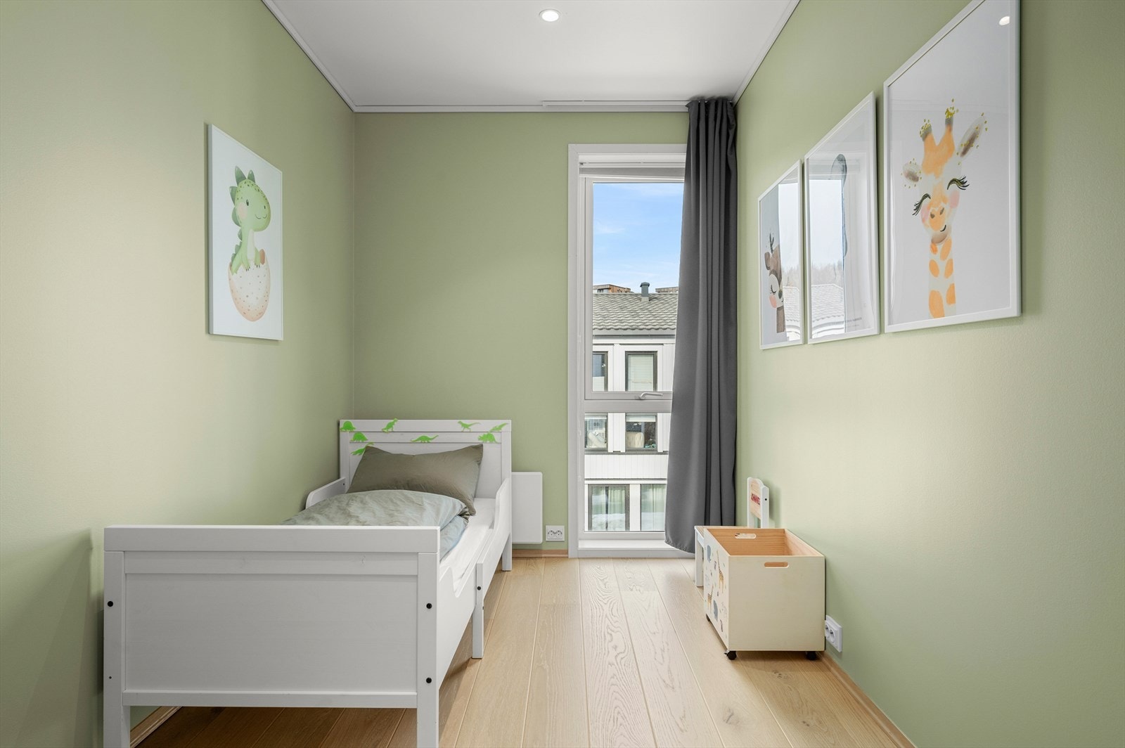 Det ene soverommet har også luke til praktisk lagringsloft Galleribilde