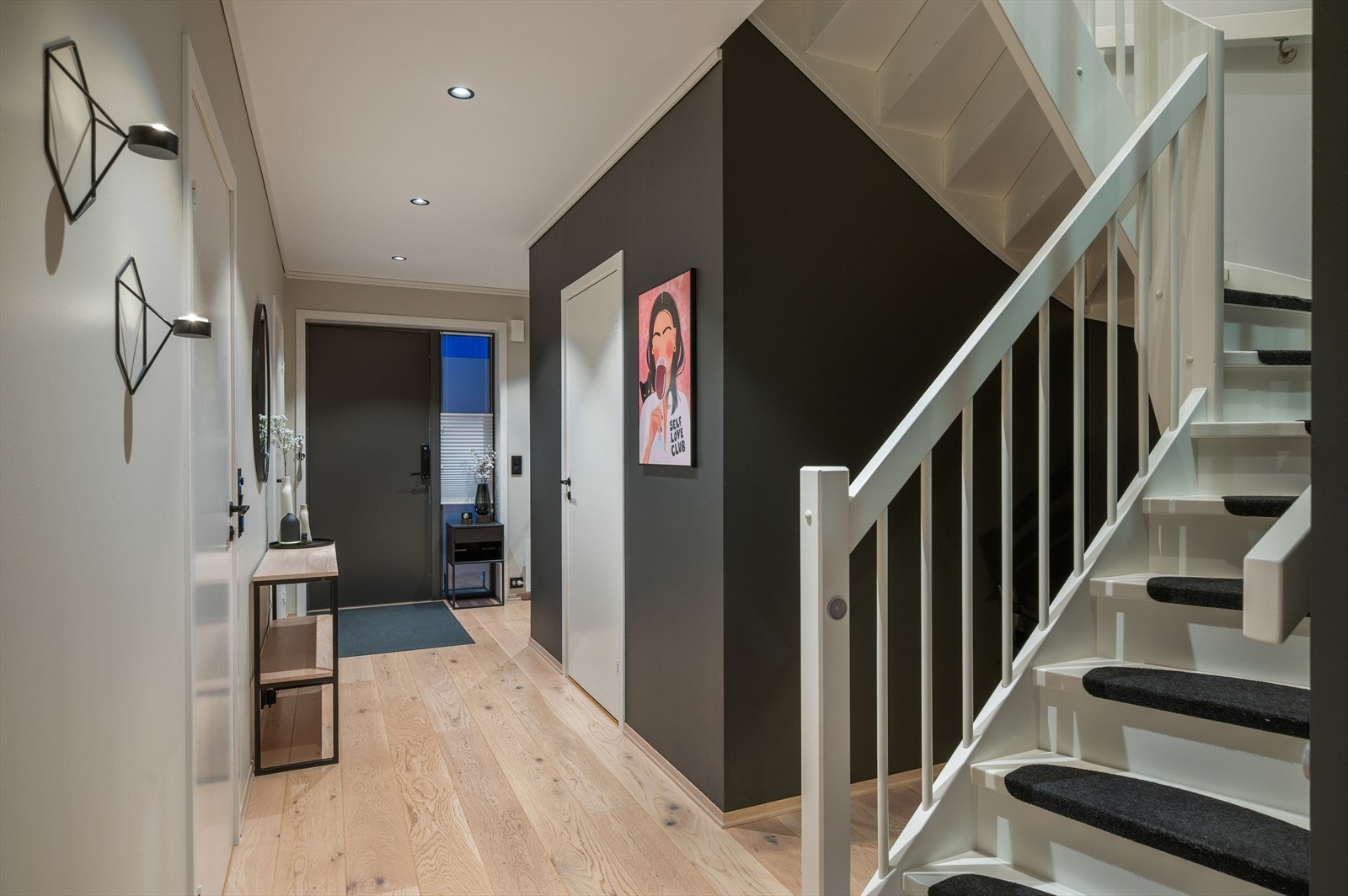 Fin belysning med downlight i himling, og plass under trapp kan benyttes som lese- eller lekekrok Galleribilde