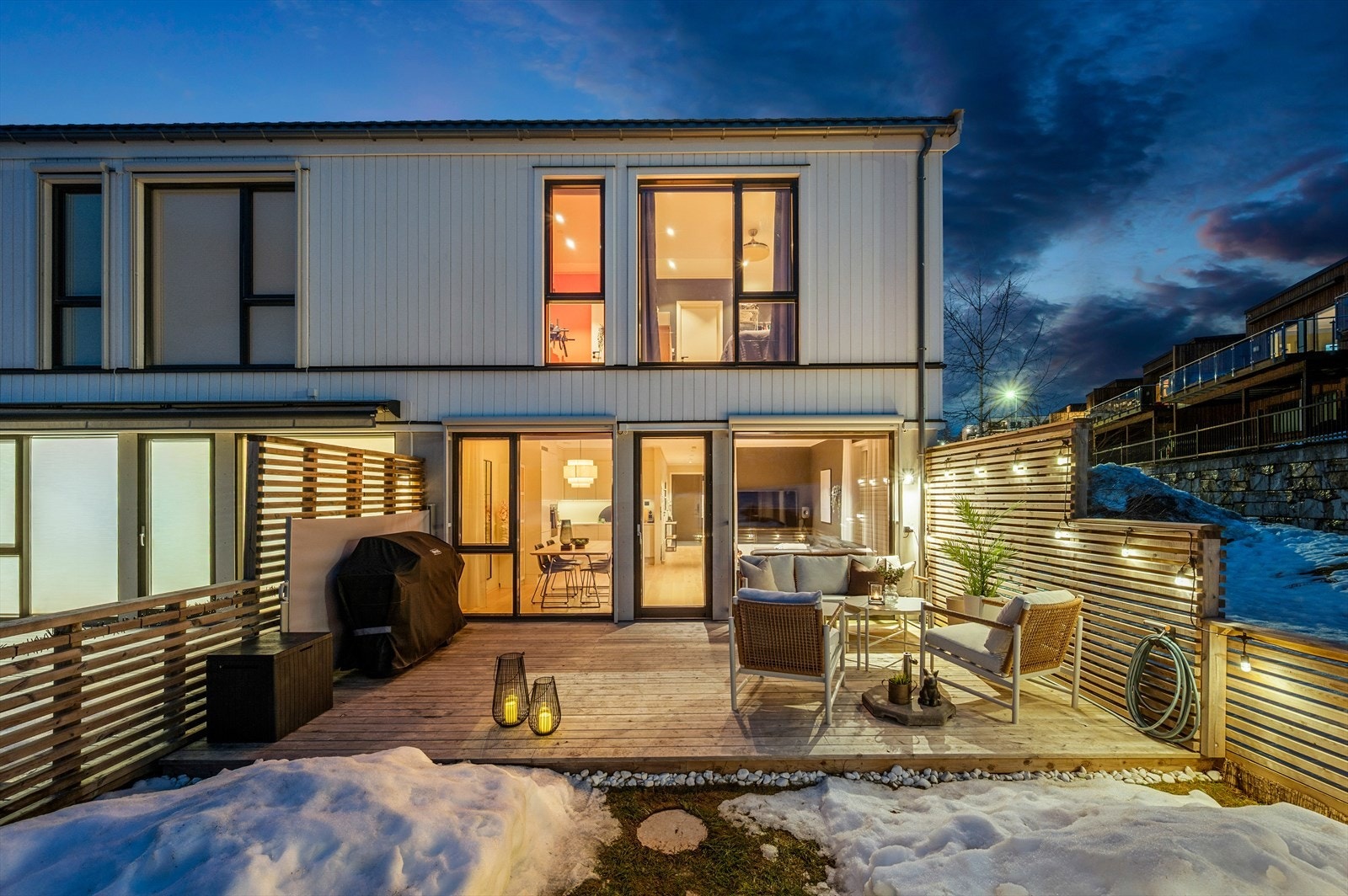 Grunnet endebeliggenheten nyter man godt av god boltreplass rundt boligen Galleribilde