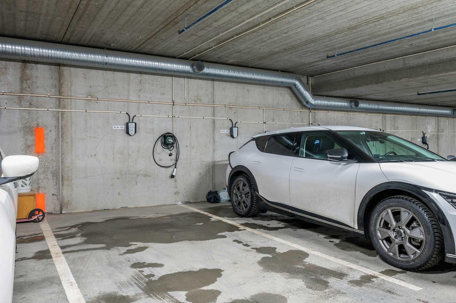 En parkeringsplass i felles p-kjeller følger boligen. Her er det montert elbil-lader hvor det er trukket strøm til sikringsskap til boligen. Det er mulig å kjøpe/leie ekstra p-plass i kjeller. Sameiet har flere gjesteparkeringsplasser Galleribilde