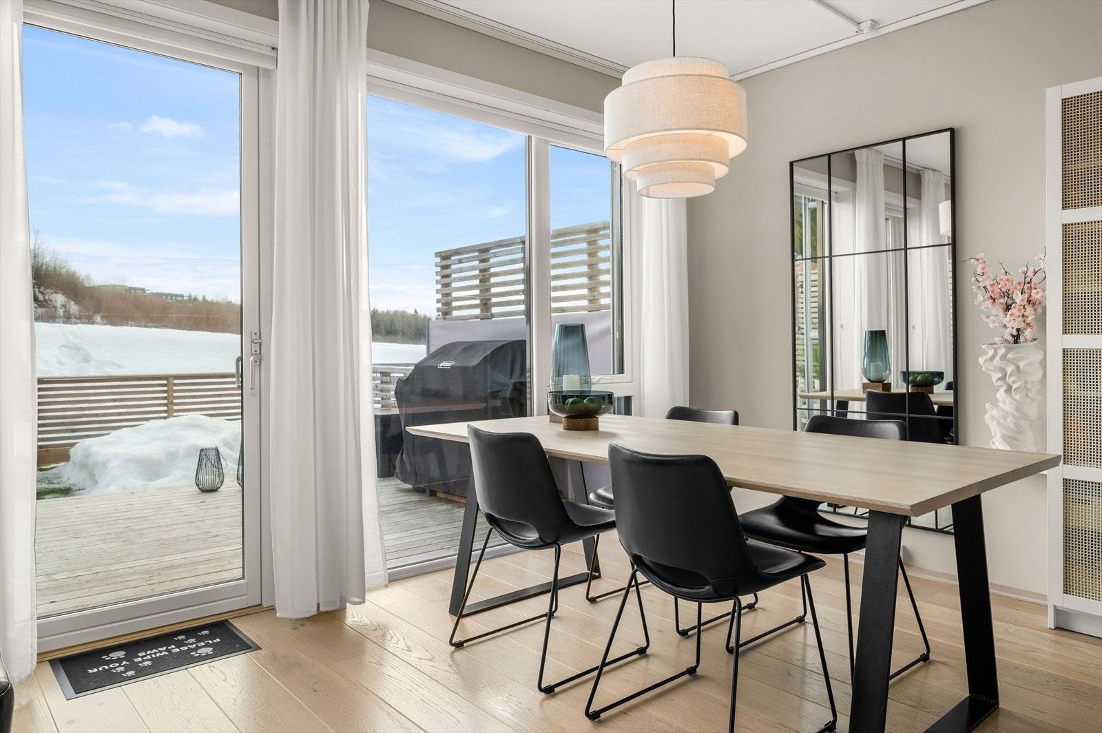 De to store vindusflatene vendt ut mot terrassen har montert utvendige screens fra 2025 for ekstra solskjerming. Vinduene er også foliert innvending Galleribilde