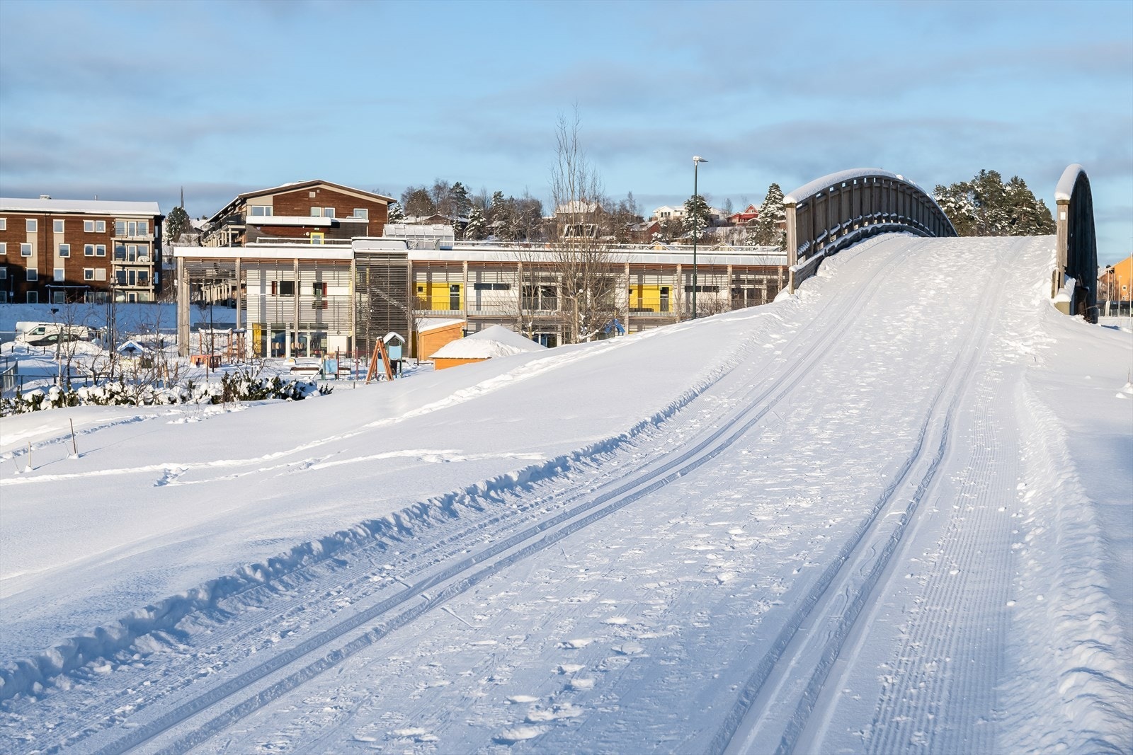 Skiløypa til marka lagt i bru over den nye innkjøringen til feltet for å unngå å bryte løypa. Her vil man ha kort avstand til å komme seg inn i fantastiske Bymarka Galleribilde