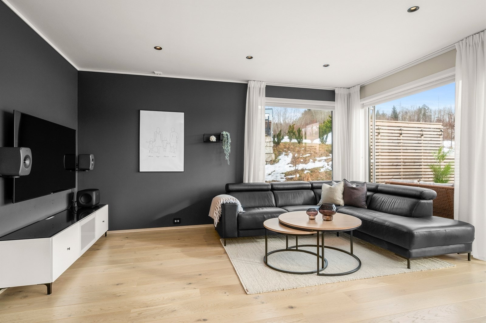 Nydelige overflater med slette vegger og himling med downlights. Utsøkt bruk av 1-stavs parkett på gulv Galleribilde