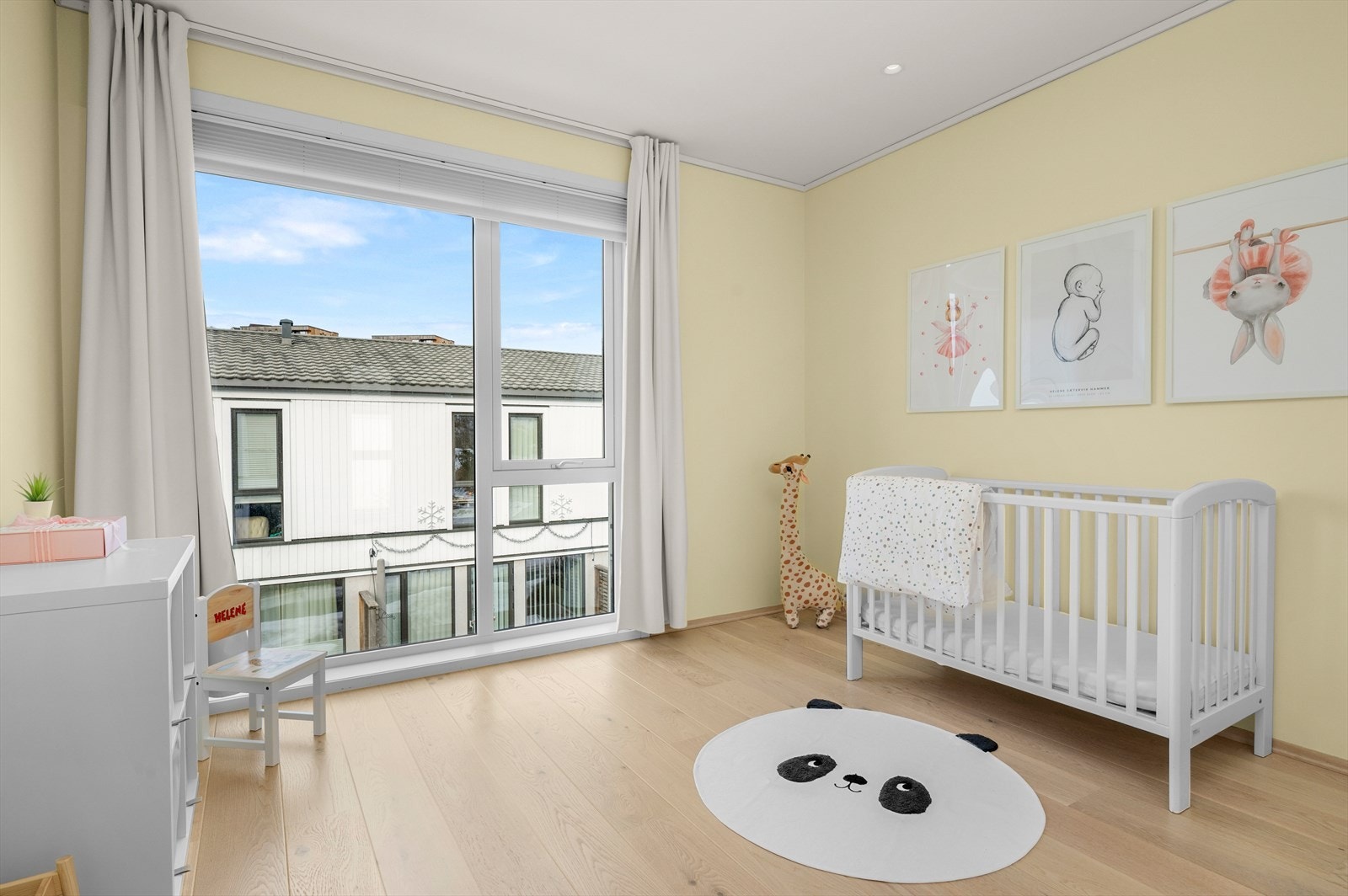 Alle vinduer i hele boligen har plisségardiner med heve- og senkfunksjon Galleribilde