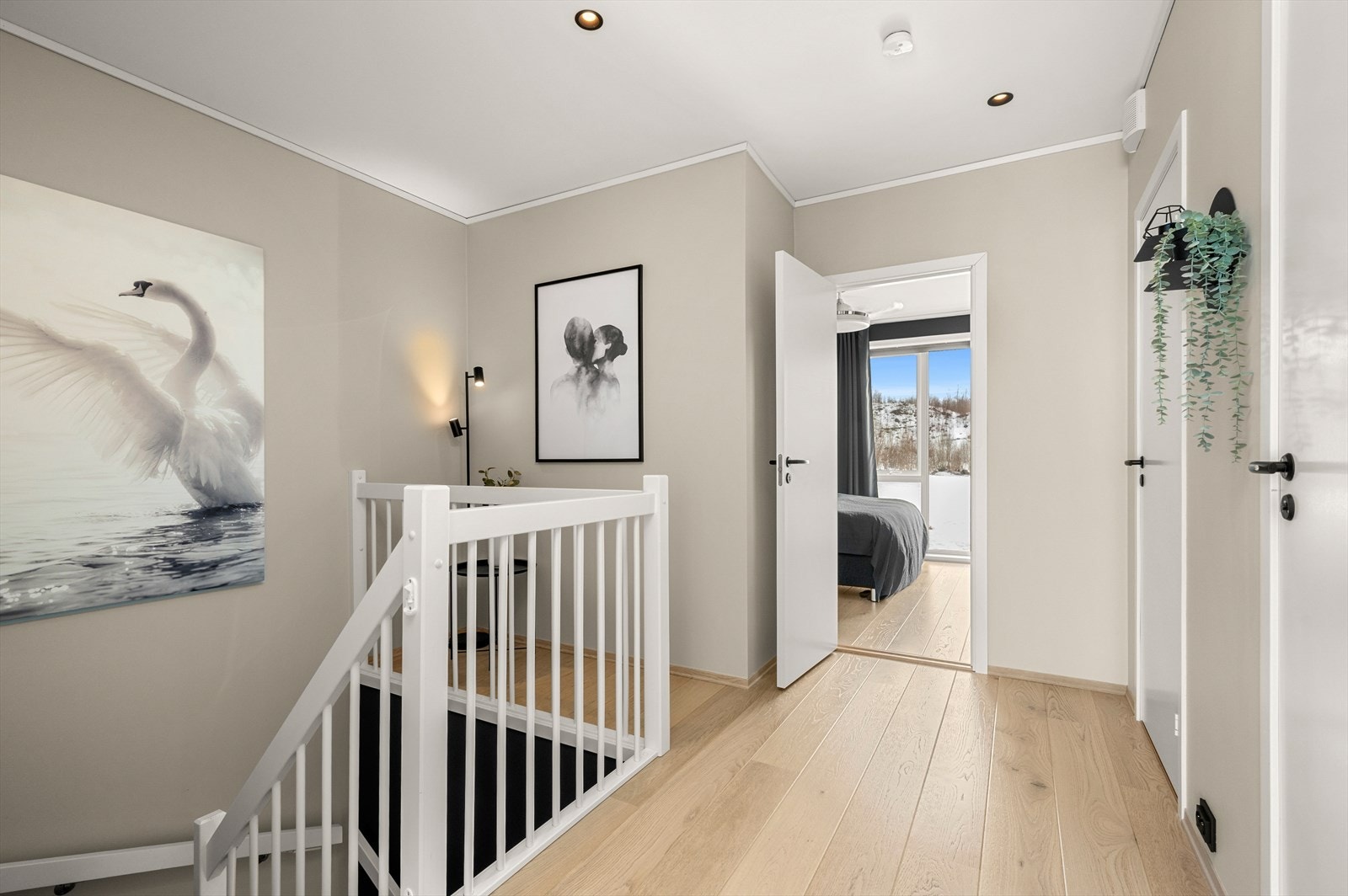 Gang i boligens andre plan som leder til fire soverom, toalettrom og innerbod. Planet har opprinnelig 3 stk. soverom og en loftstue. Fleksibel planløsning etter hvilket behov man har Galleribilde