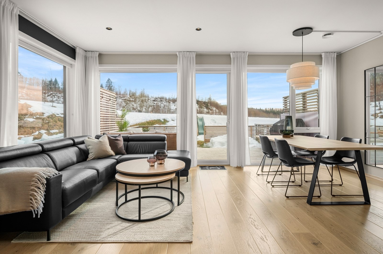 De store vindusflatene, kombinert med ekstra god himlingshøyde, gjør bolig lys og luftig Galleribilde