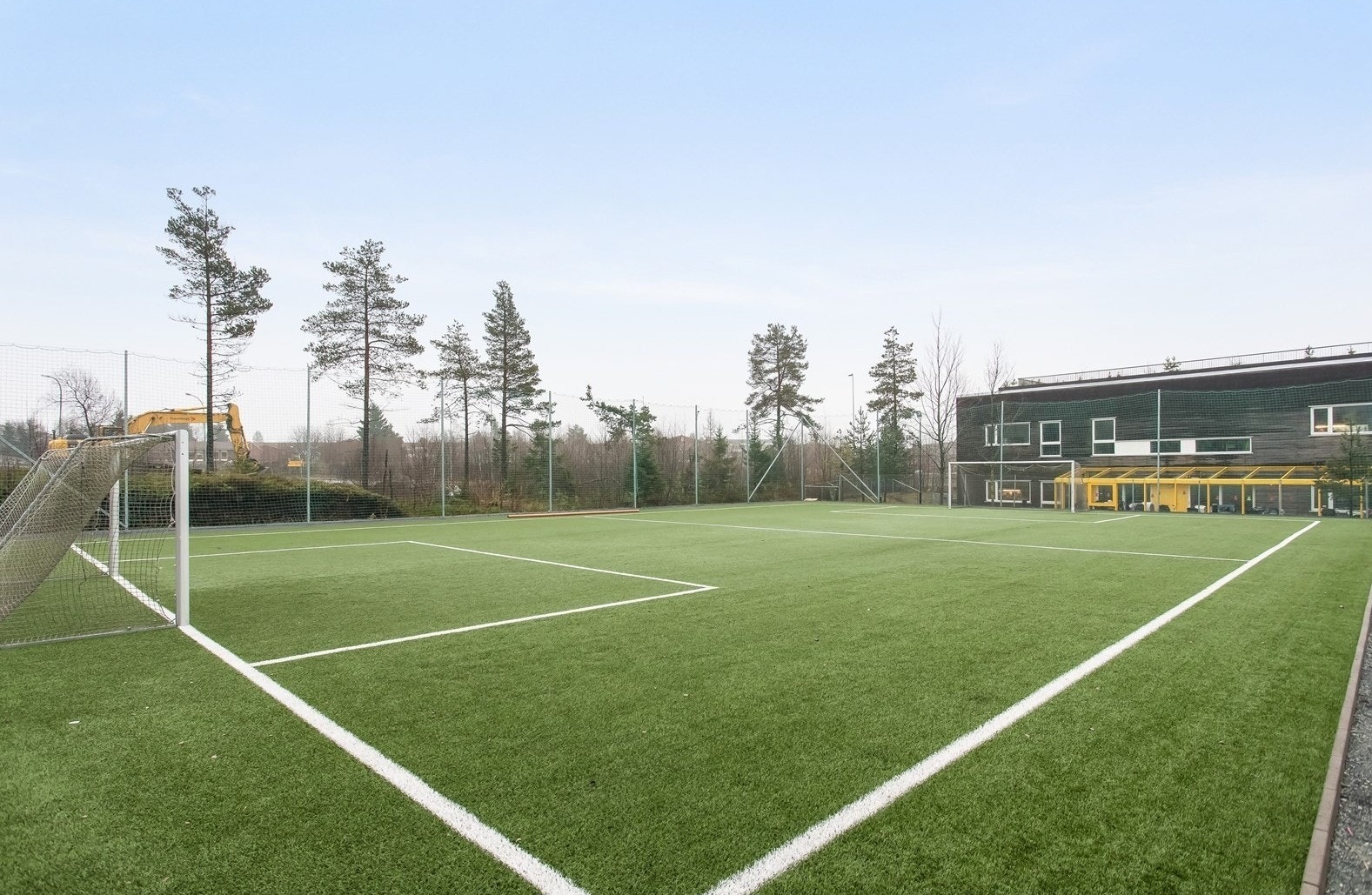 Kunstgressbane i området rett ved Lund barnehage Galleribilde