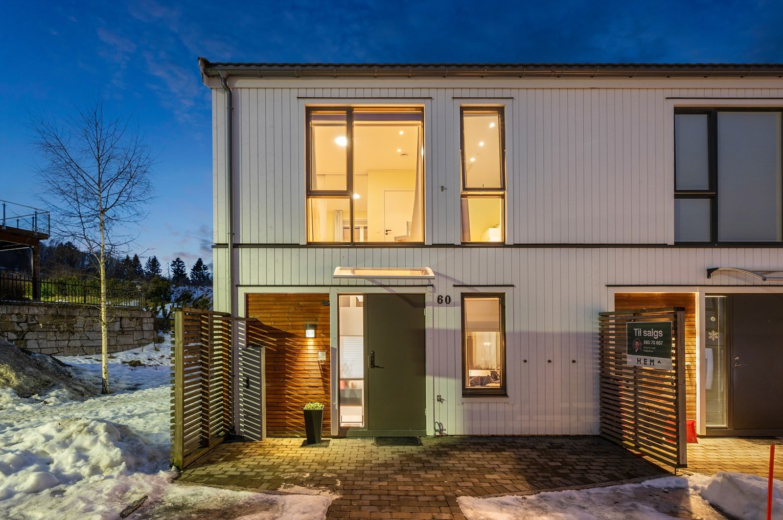 Steinbelagt inngangsparti med levegger og vannutkast Galleribilde