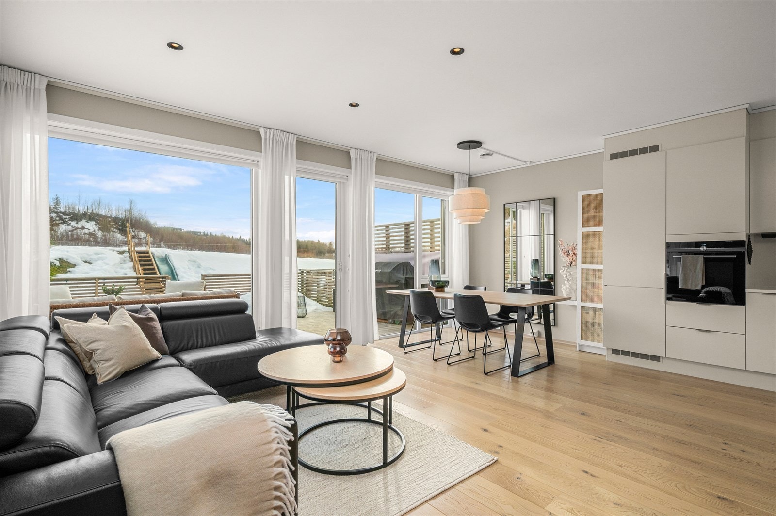 Boligen er malt i fine og lune farger og oppleves moderne Galleribilde