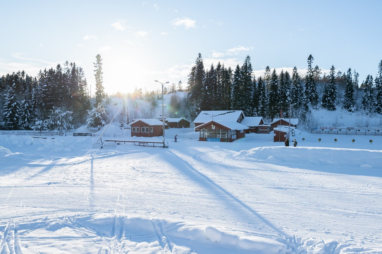 Saupstad skisenter for den aktive. Kort kort gange fra stadion finner man populære skileiken med akebakke, gapahuk, lekestativ og grillplasser. Perfekt plass for hele familien Galleribilde