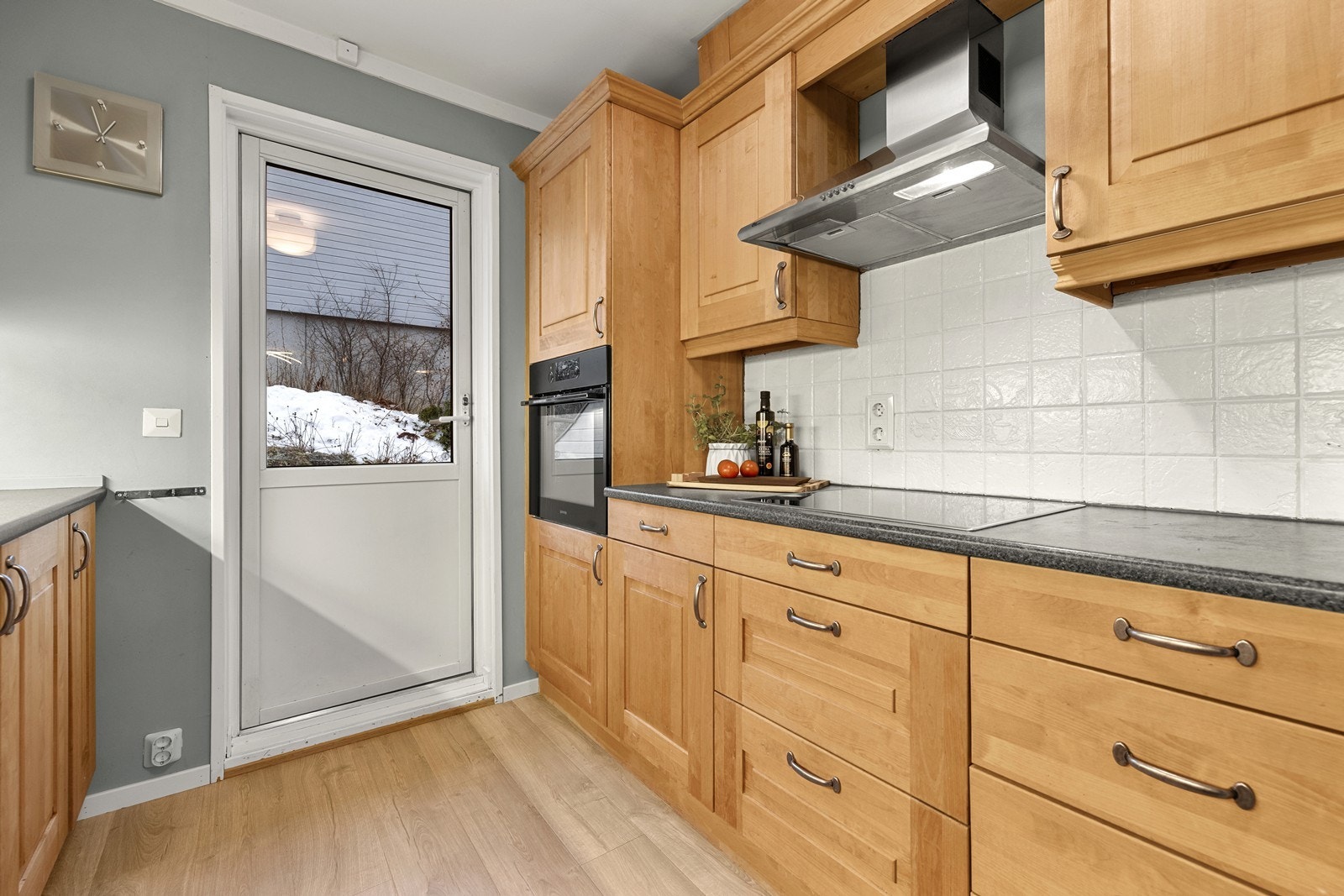 Innredningen har en praktisk utforming med mye skap- og benkeplass, samt fine lysforhold. Galleribilde