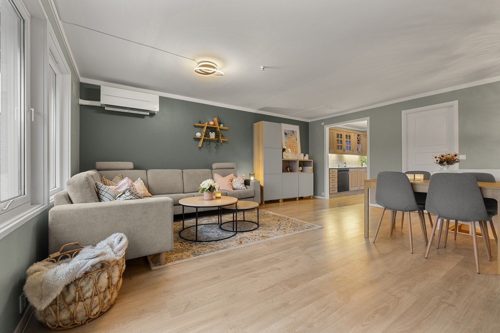 Stue mot kjøkken. Galleribilde