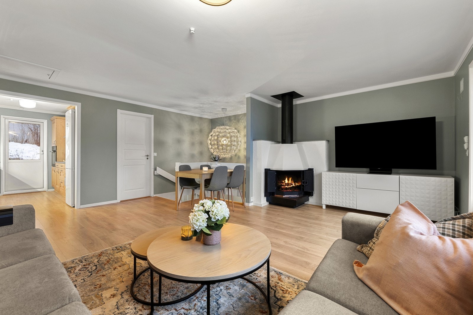 Peisinnsatsen er et naturlig midtpunkt i rommet og sørger for godt med varme til boligen. Galleribilde