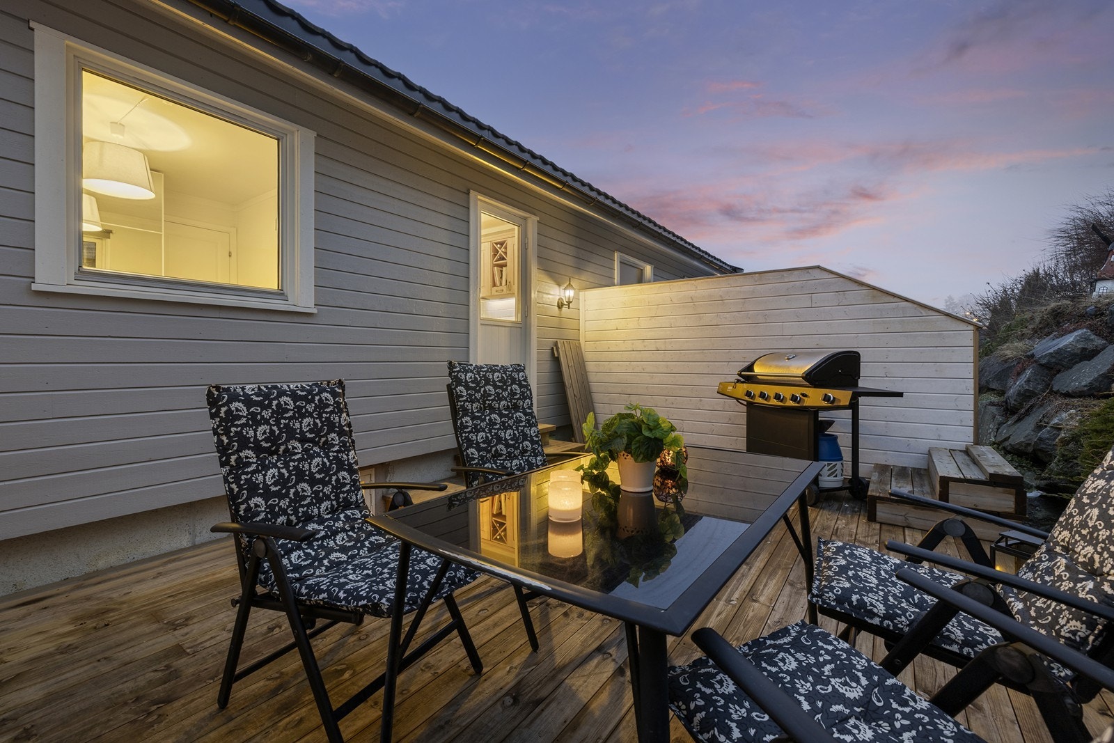 På uteplassen kan barna kose seg og sol nytes. Galleribilde