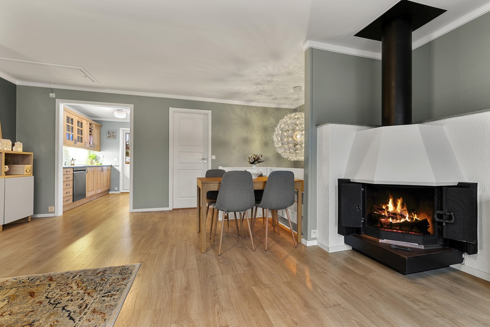 Stue i åpen løsning mot kjøkken og med tilgang til trapperom. Galleribilde