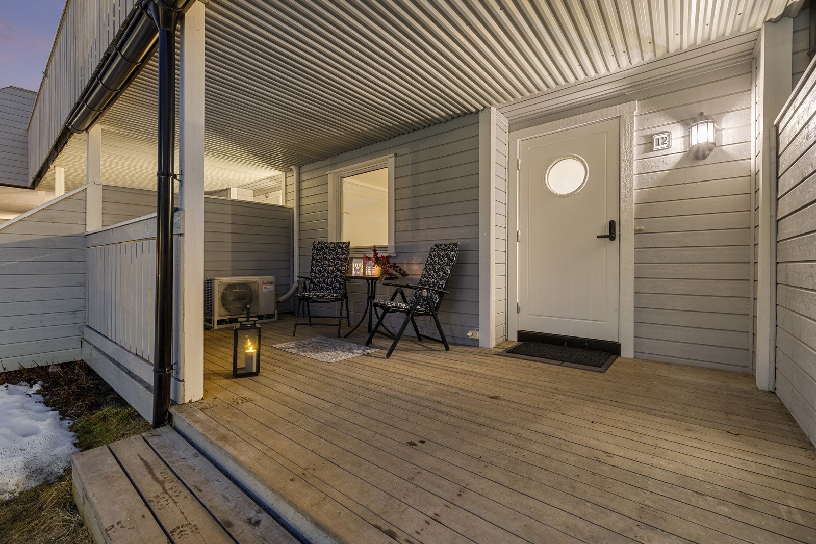 Inngangsparti med platting og mulighet for sitteområde. Galleribilde