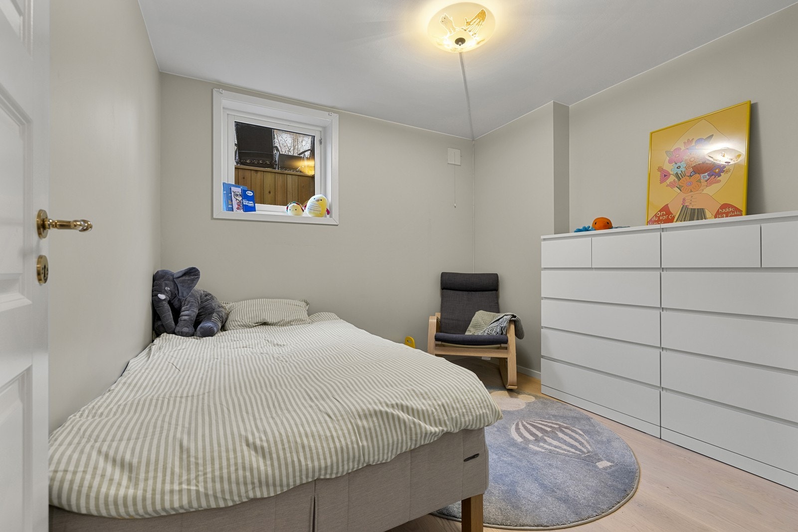 Rom innredet som soverom med lyse overflater og god gulvplass. Søknad om bruksendring til varig oppholdsrom er sendt kommunen. Galleribilde