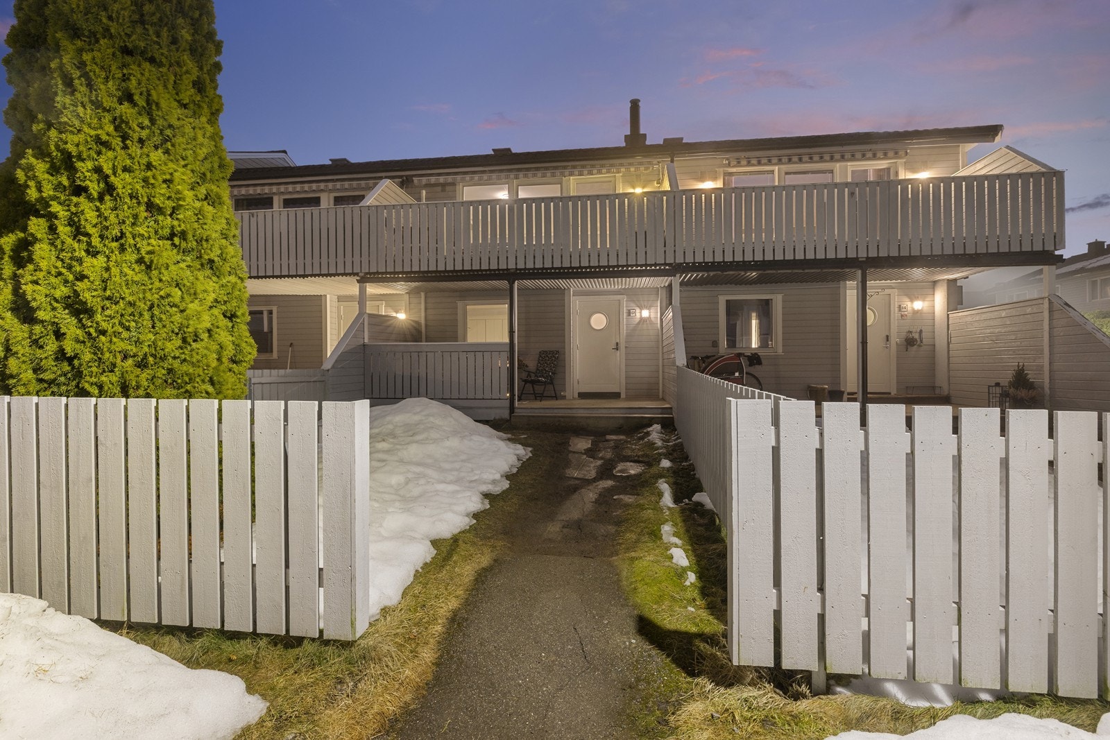 Fasade og hageområdet. Galleribilde