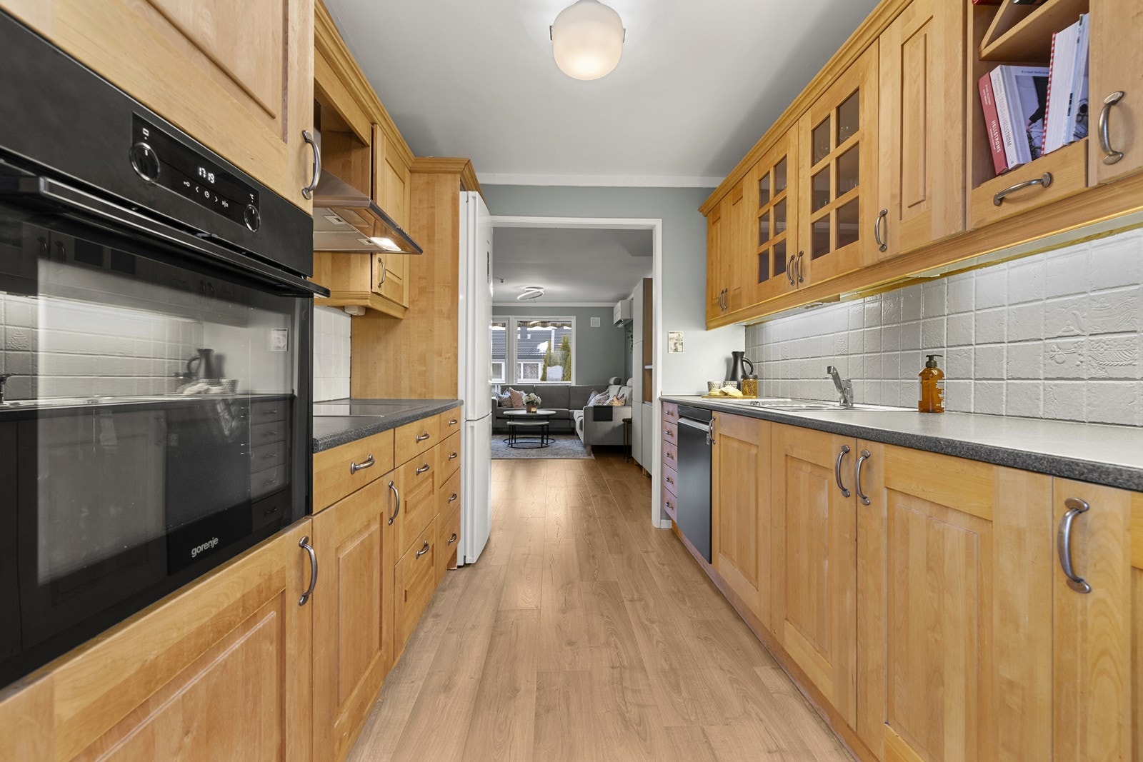 Kjøkkenet består blant annet av profilerte fronter, laminat benkeplate og flislagt sprutsone. Galleribilde