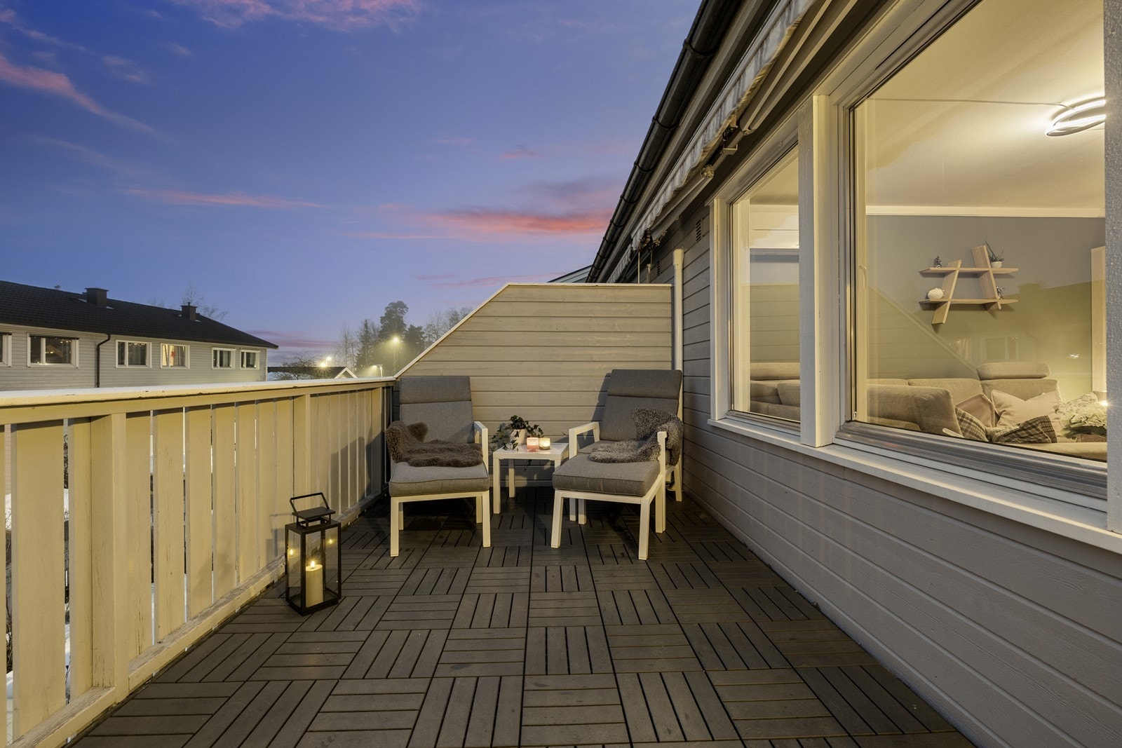 Balkong som forlengelse av stuen i sommerhalvåret. Galleribilde