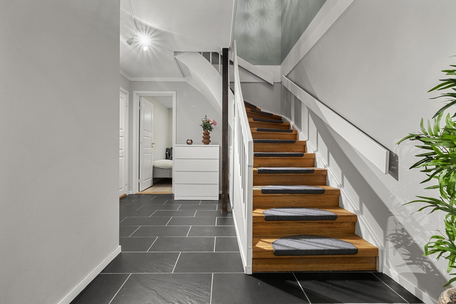 Trapperom og gang. Galleribilde