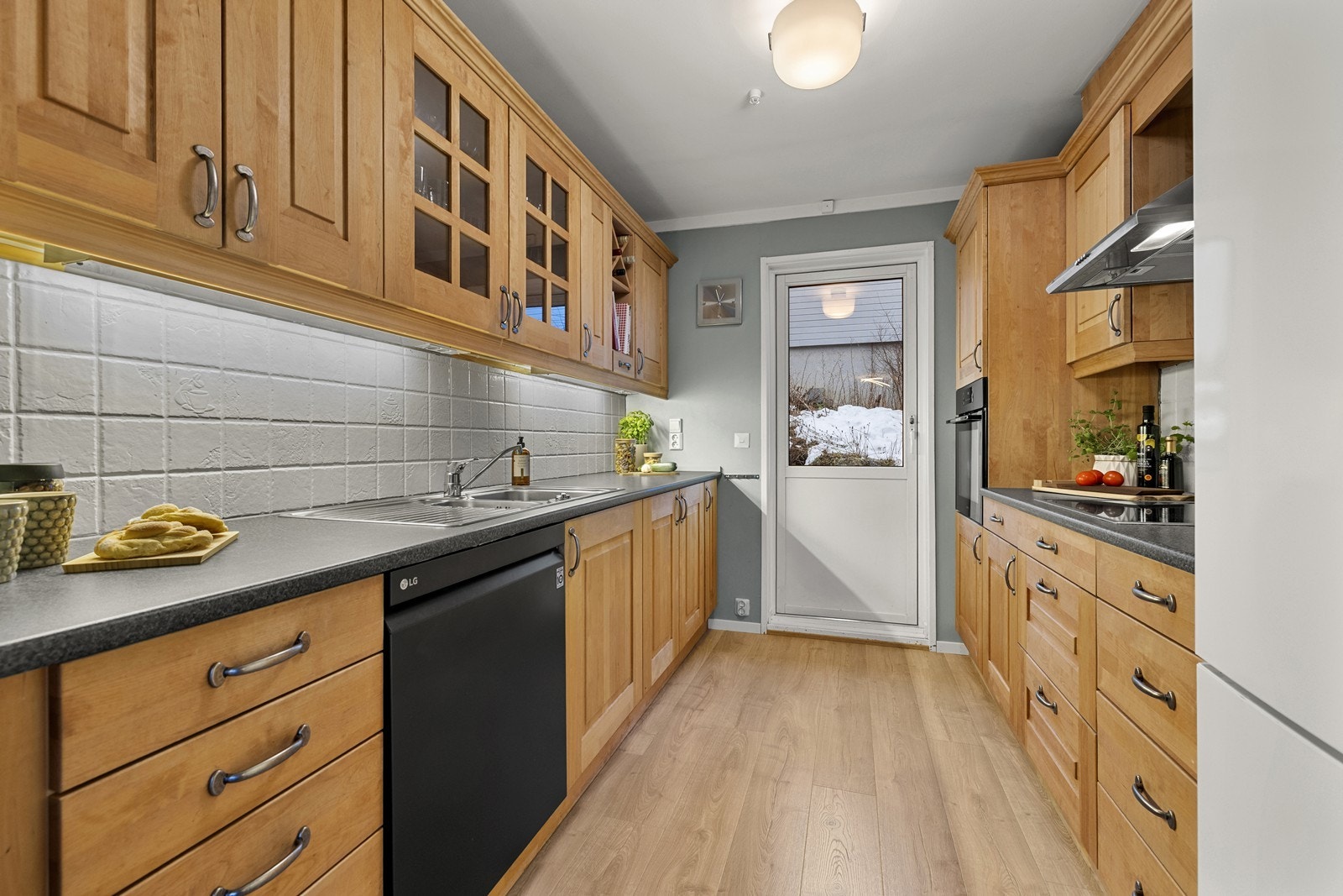 Kjøkken med åpen løsning mot stue og med utgang til terrasse. Galleribilde