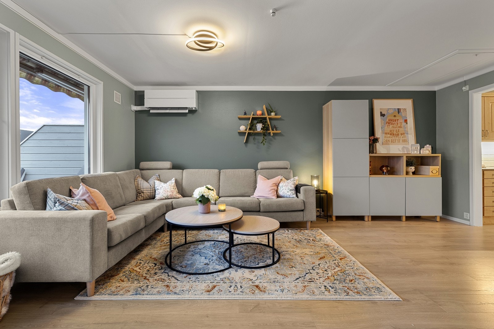 Her kan det møbleres på flere ulike måter og det er god plass til både spisebord og sofahjørne. Galleribilde