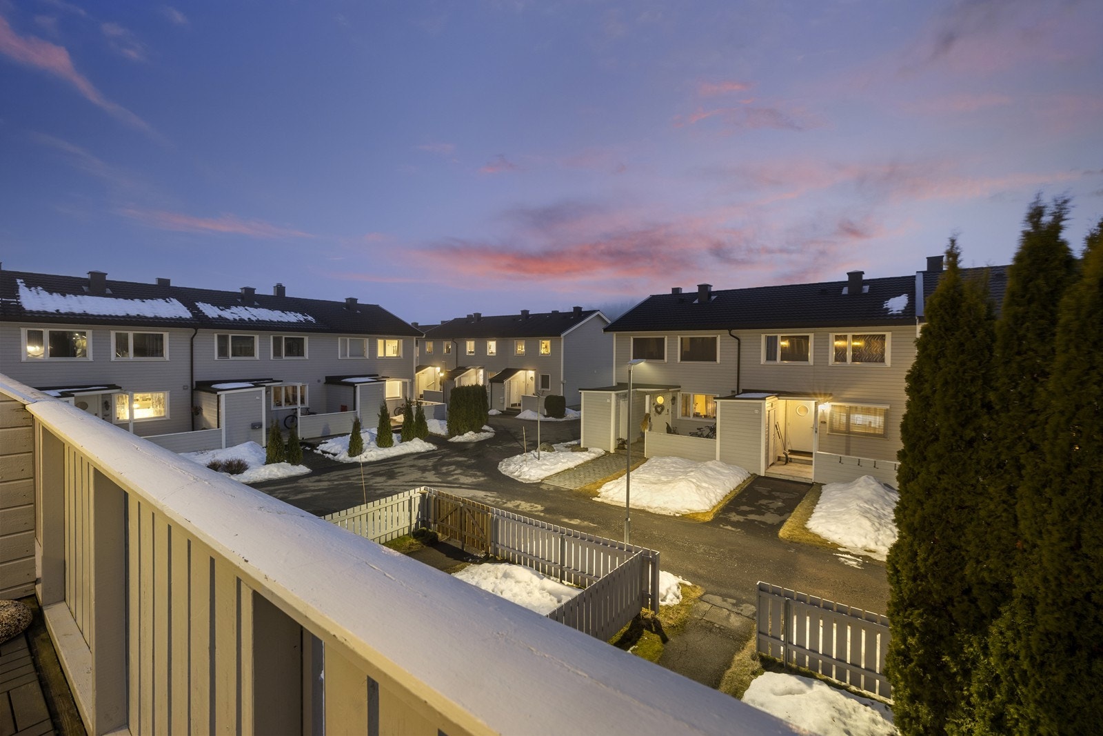 Utsikt over et rolig og barnevennlig nabolag. Galleribilde