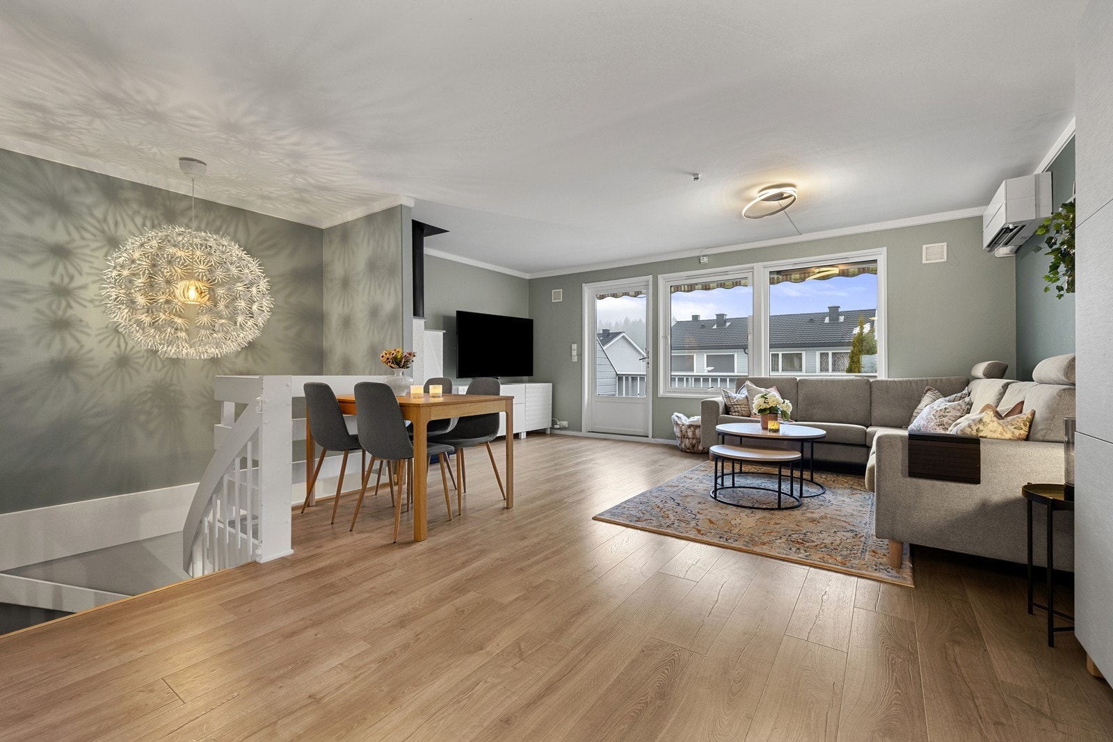 Fra stuen er det utgang til balkong og denne fungerer som en forlengelse av rommet i sommerhalvåret. Galleribilde