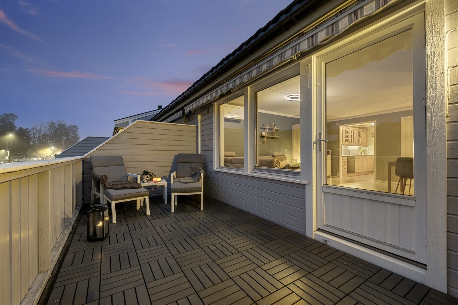 Stor terrasse på 40 m² har utgang fra stuen. Galleribilde