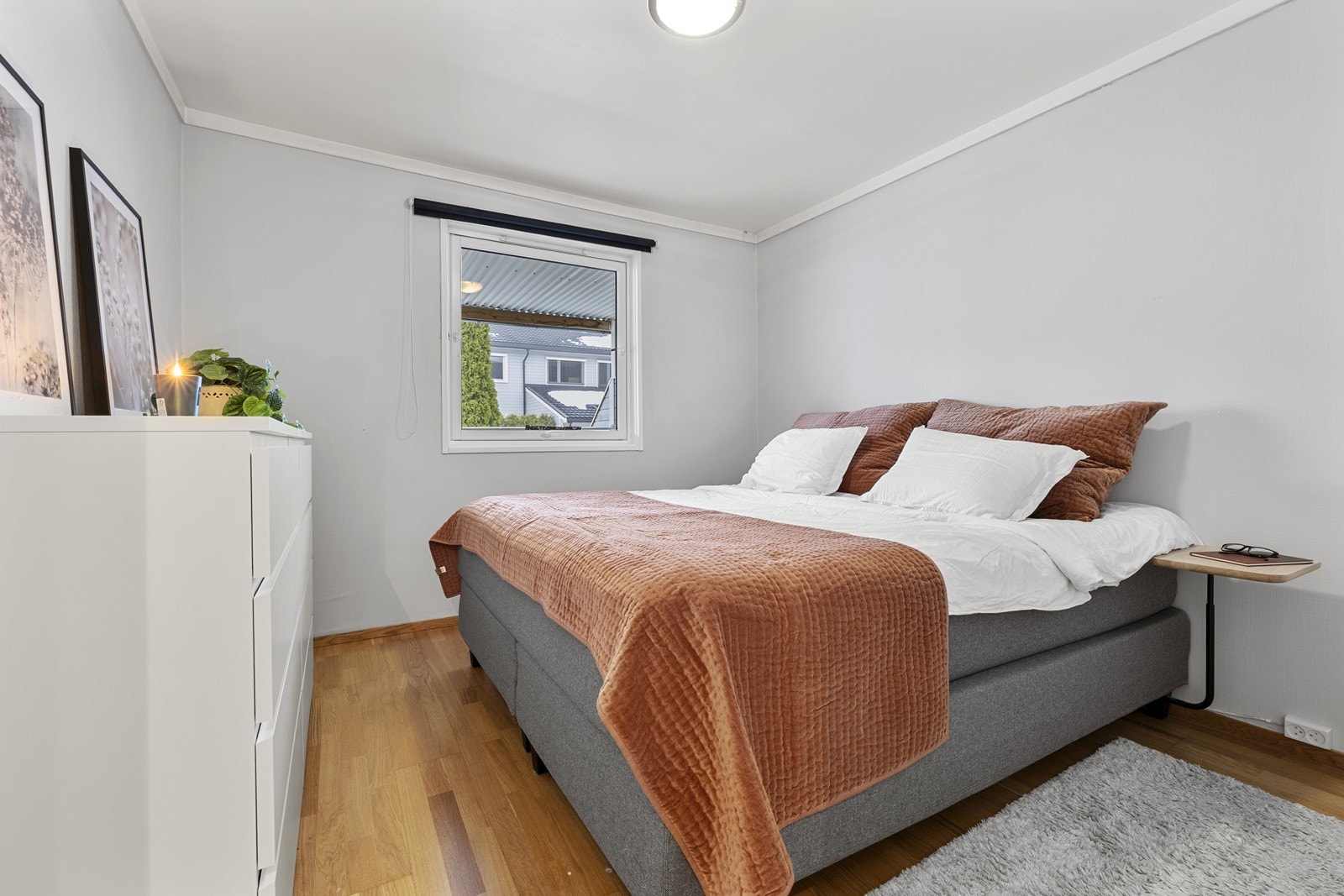 Hovedsoverom i lyse fargetoner og med parkett på gulv. Galleribilde