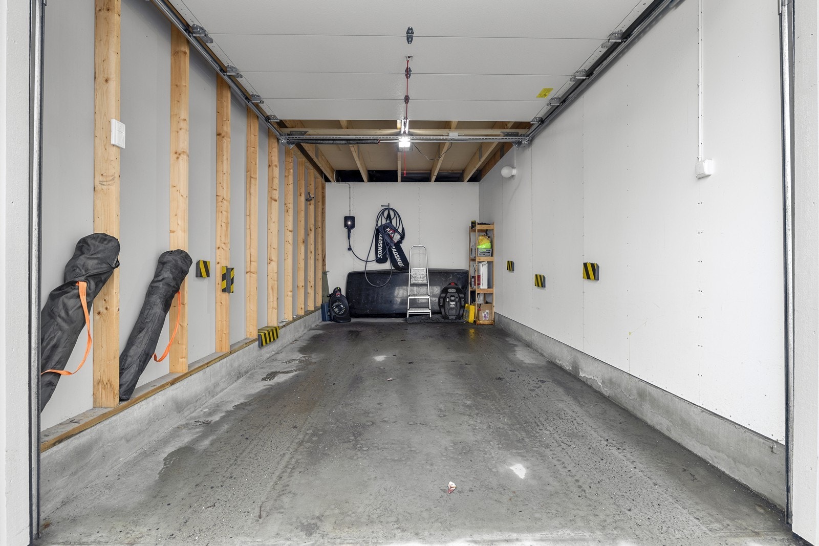 Garasjen er på 16 m², merket med nr. 12, og har installert elbil lader. Galleribilde