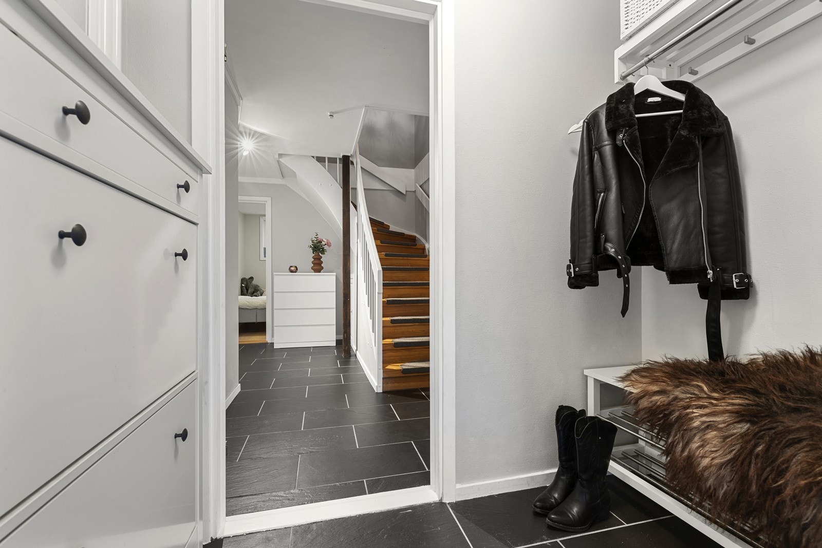 Hyggelig entré med mulighet for oppheng av yttertøy og plassering av sko. Galleribilde